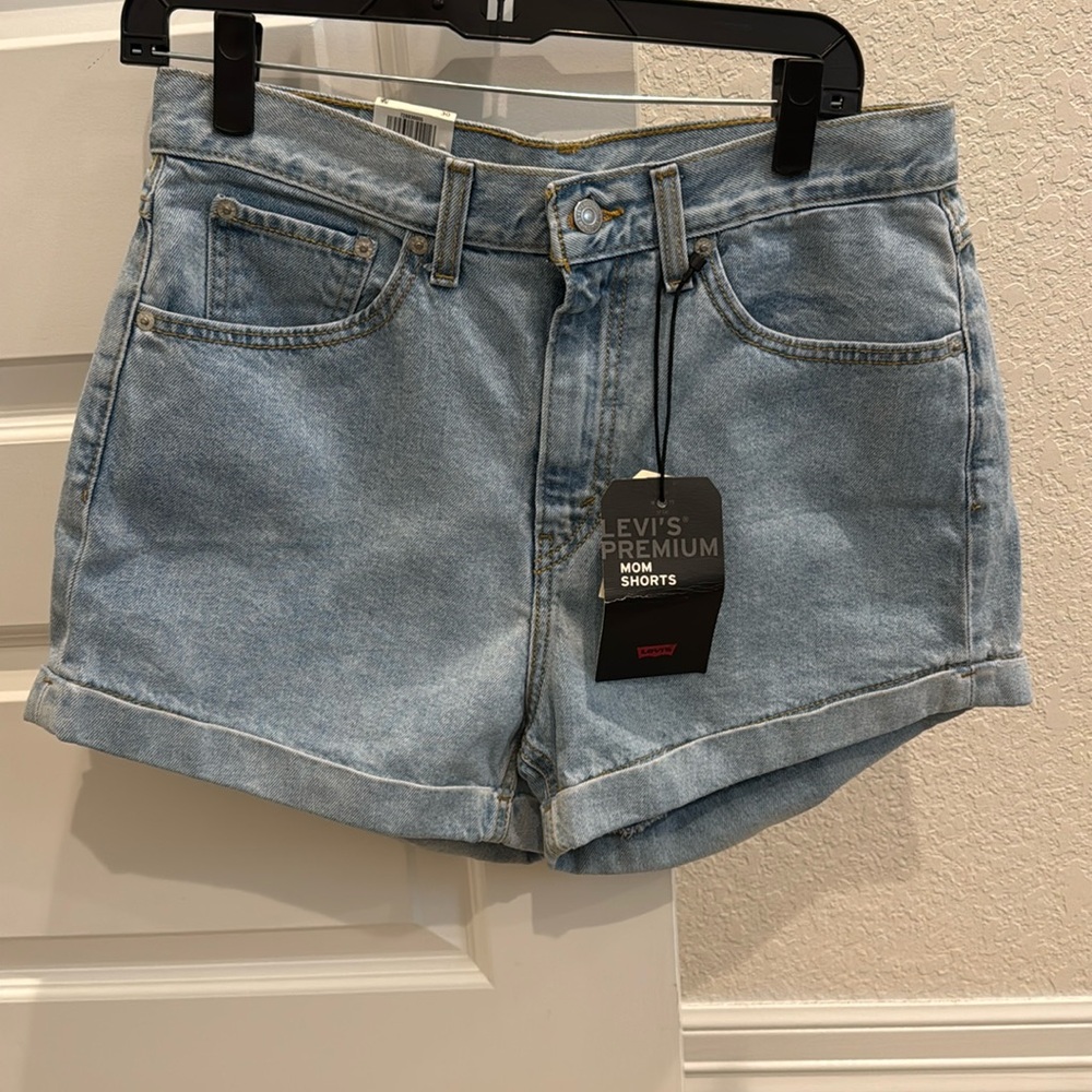 NWT Levi's Womens Mom Light Blue Cuffed High Rise Jean Denim Shorts Size 30